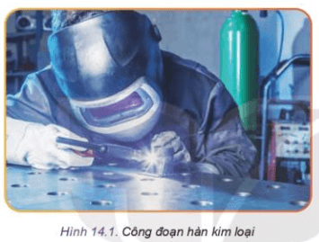 Hãy quan sát Hình 14.1 và thực hiện các yêu cầu sau Liệt kê những trang bị phục vụ an toàn