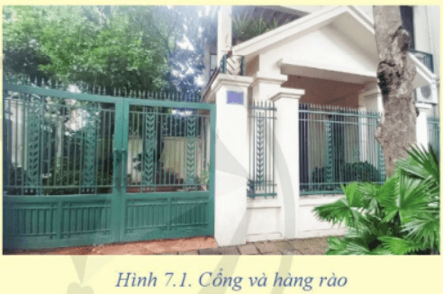 Quan sát cánh cổng, hàng rào trong Hình 7.1 và cho biết chúng được gia công bằng