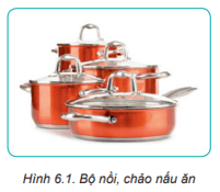 Em hãy quan sát Hình 6.1 và cho biết Bộ nồi chảo nấu ăn thường được làm bằng những vật liệu gì?