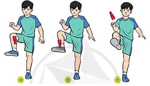 So sánh kĩ thuật chuyền cầu bằng mu bàn chân và chuyền cầu bằng má trong bàn chân
