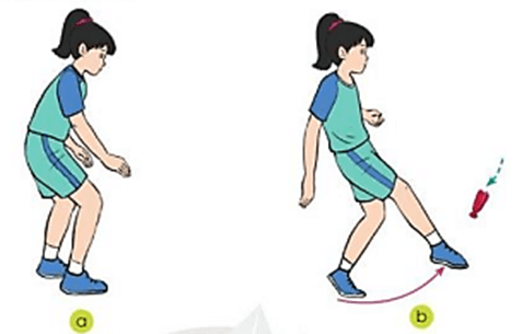 So sánh kĩ thuật chuyền cầu bằng mu bàn chân và chuyền cầu bằng má trong bàn chân