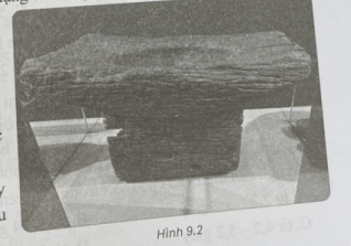 Tại Bảo tàng Phụ nữ Việt Nam có bức ảnh chiếc cối (hình 9.2) của bà Nguyễn Thị Mộc