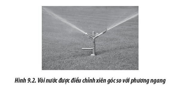 Khi dùng vòi nước tưới cây để các tia nước phun ra xa, người ta thường điều chỉnh