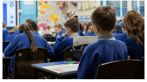 Đọc hiểu Lớp học dùng AI thay giáo viên gây tranh cãi (chi tiết nhất)