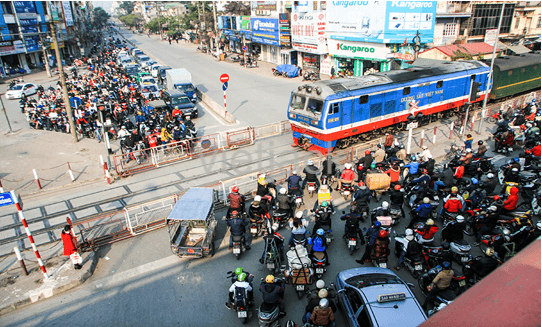 Xét hai tình huống sau: Sáng sớm, em nghe thấy tiếng chuông đồng hồ báo thức reo