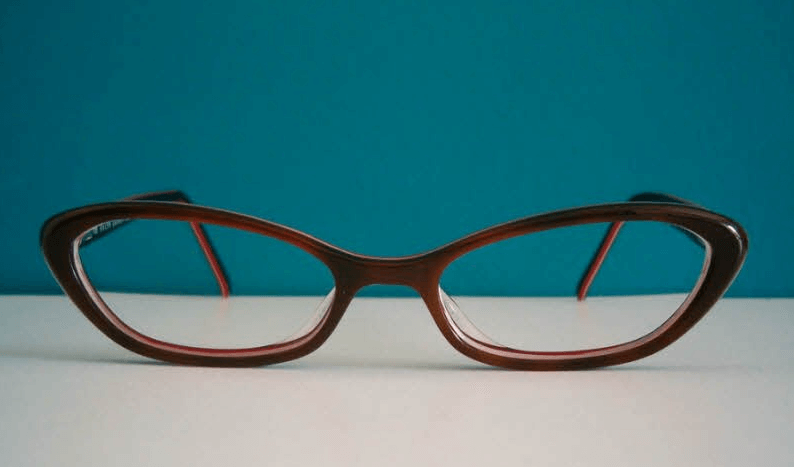 Thuyết minh về kính đeo mắt