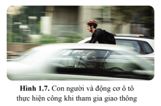 So sánh công của người đạp xe và động cơ ô tô trong trường hợp ở hình 1.7