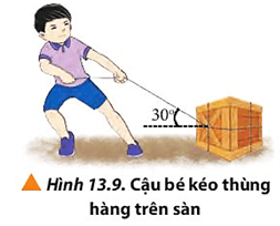 Một cậu bé đang kéo thùng hàng trên mặt đất bằng sợi dây hợp với phương ngang