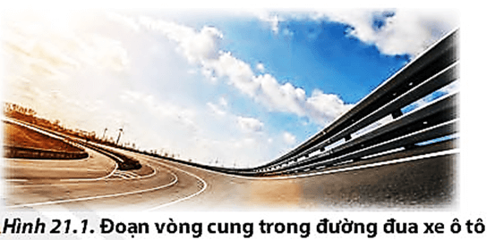 Em nhận xét gì về mặt đường đua trong Hình 21.1