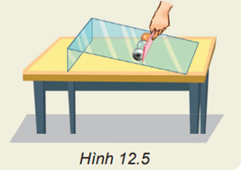 Dùng thước kẻ giữ ba viên bi (sắt, thủy tinh và gỗ) có cùng kích thước, trên một tấm