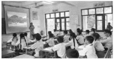 Một phòng học có chiều dài 12 m, chiều rộng 7 m và chiều cao 4 m